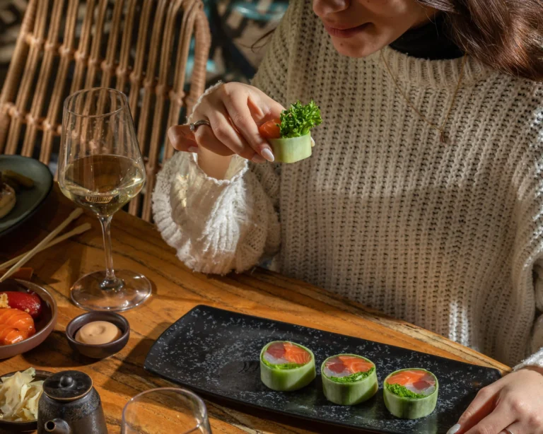 צילום אוכל אישה אוכלת סושי